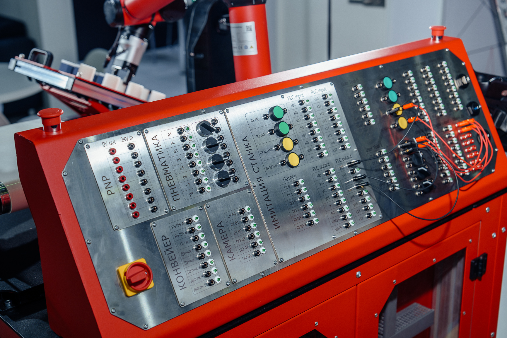 Как 16 летние школьники управляют промышленными роботами